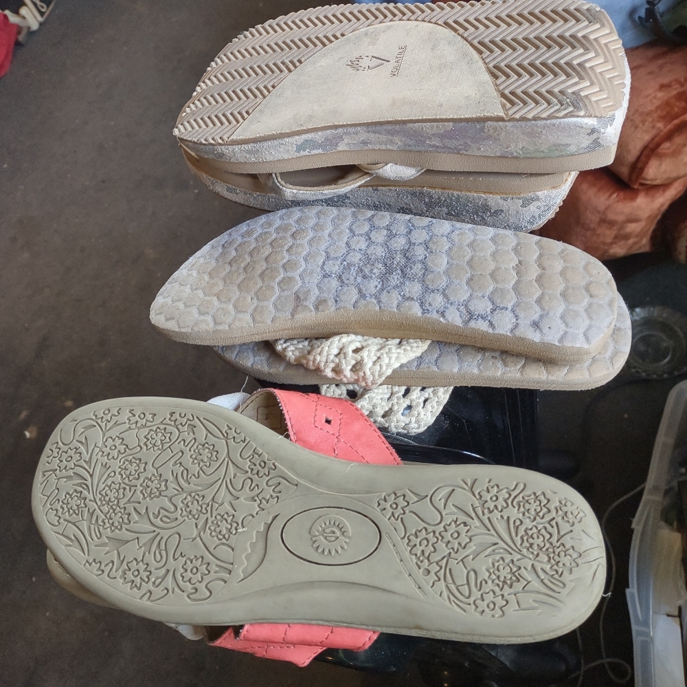 3 pairs of flip flops